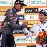 Mathieu van der Poel (à gauche) et Tadej Pogacar, ici sur le podium de Milan-Sanremo le 22 mars, pourraient bien se livrer un nouveau duel titanesque dimanche. KEYSTONE/EPA/Roberto Bettini